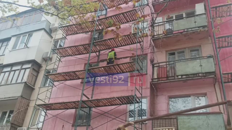 В доме №60 на проспекте Генерала Острякова начался ремонт фасада