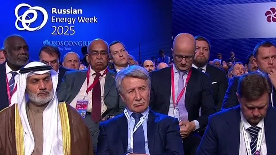 Президент России Владимир Путин принимает участие в пленарном заседании VIII Международного форума «Российская энергетическая неделя»