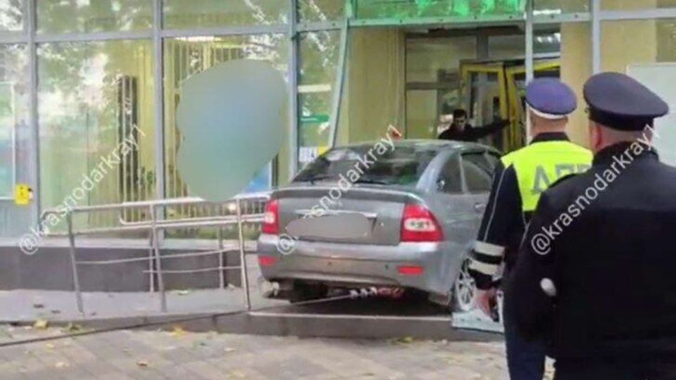 В Краснодаре мужчина въехал в банк на машине