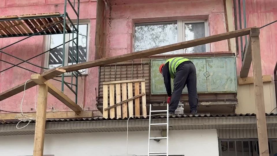 Капитальный ремонт фасада дома №60 по проспекту Генерала Острякова готов на 10%