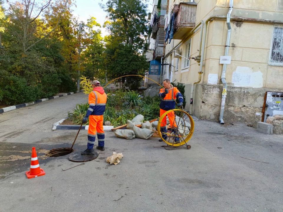 Водоканал: Рабочие моменты. Устранили засор на ул.Горпищенко Фото Михаила Петрова, на месте работала бригада №3 службы водоотведения