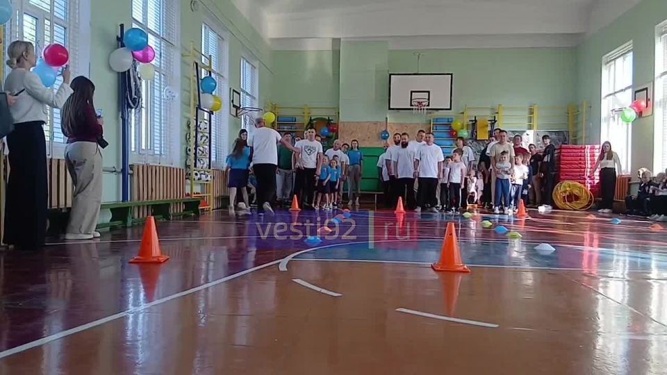 Сегодня в 35-й школе празднуют день отца