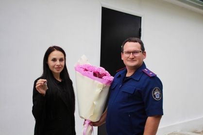 Офицеры СК помогли сироте с двумя маленькими детьми получить благоустроенное жилье