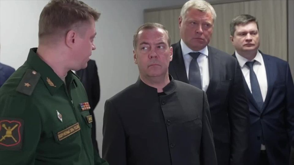 336 тыс. человек заключили контракт на службу в ВС РФ в этом году – Медведев