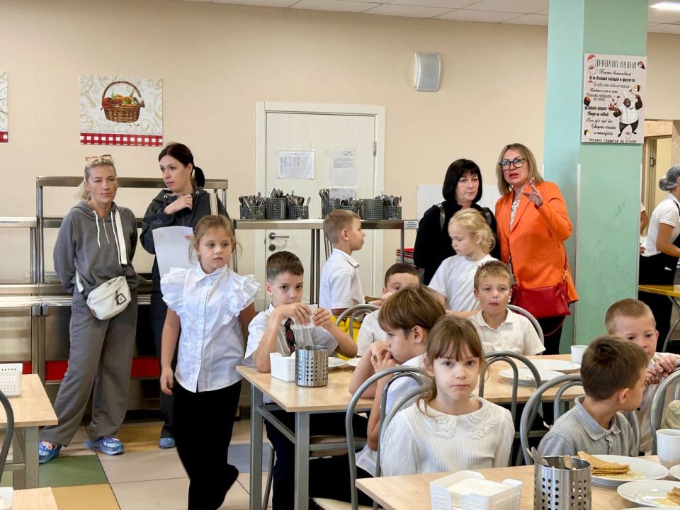 В школах Севастополя продолжается родительский контроль качества питания