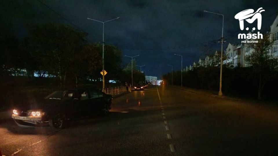 Водитель без прав переехал лежащего человека на BMW в Севастополе