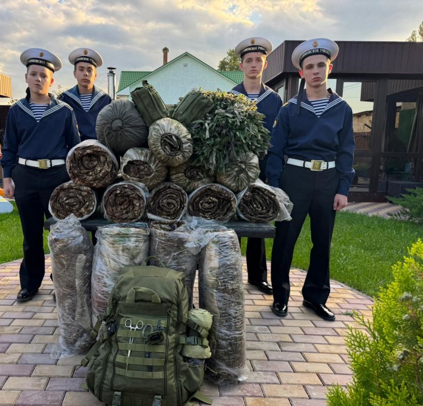 Нахимовцы отправили письма и посылки на передовую