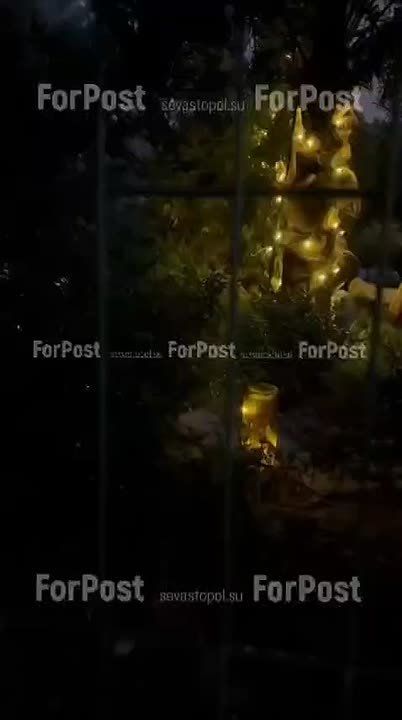 До Нового года ещё далеко, но ухаживающие за палисадниками горожане уже создают праздничное настроение