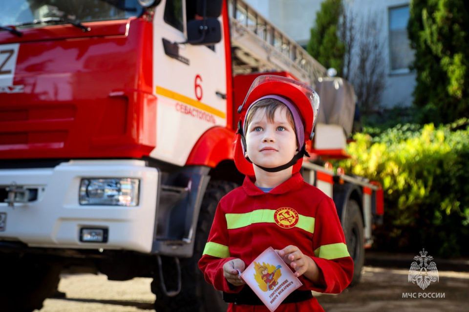 Воспитанники детского центра «Звездочеты» встретились со специалистами МЧС