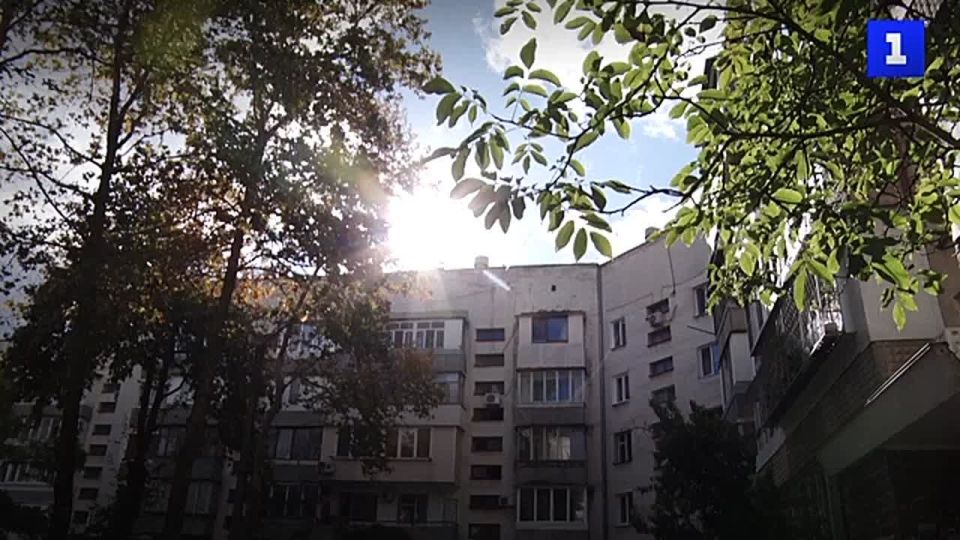 В доме на ул. Маршала Геловани приступили к ремонту кровли, которая протекает почти 10 лет