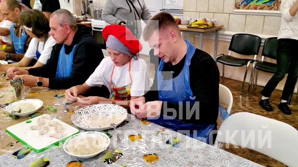 Домашние вареники вместе с воспитанниками детского дома приготовили бойцы СВО, финалисты программы «Севастополь — город героев»