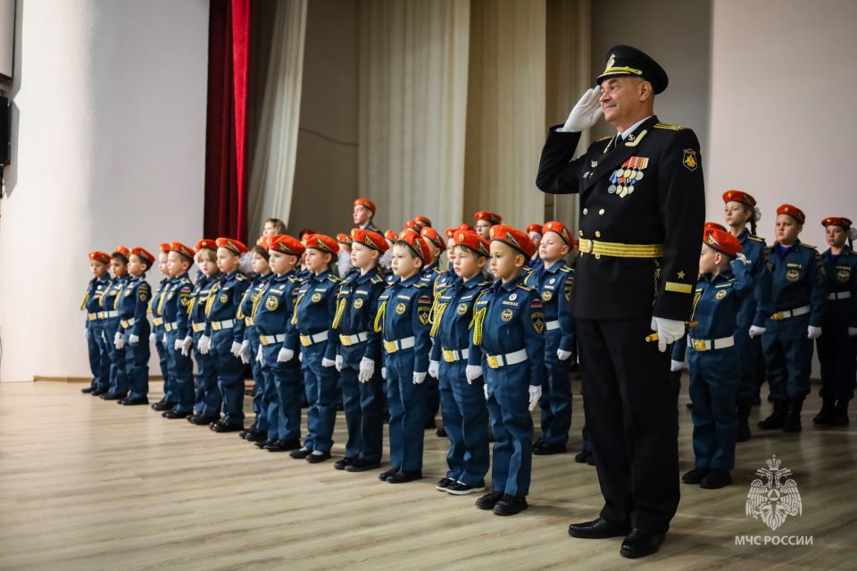 Самые юные спасатели: в Севастополе более 60-ти ребят принесли клятву кадет МЧС России