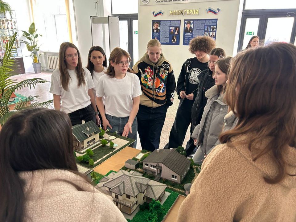 Первый в этом учебном году День открытых дверей в колледжах и техникумах, подведомственных Департаменту образования и науки Севастополя посетили почти 500 старшеклассников и их родителей