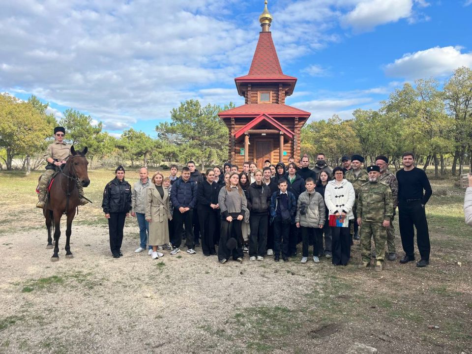 В Севастополе сотрудники полицейского наркоконтроля организовали экскурсию для подростков в казачий лагерь