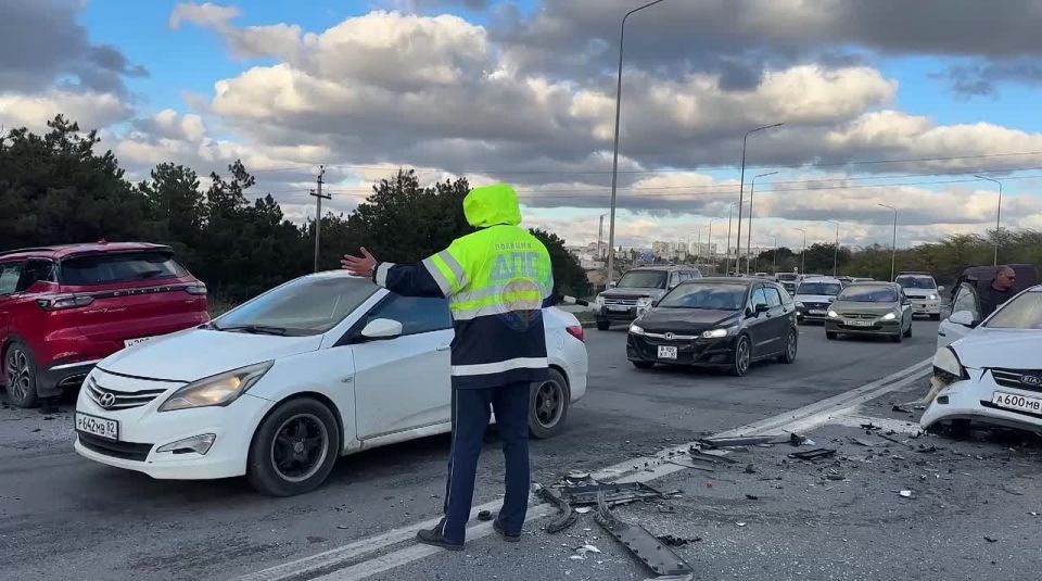 Госавтоинспекция Севастополя работает на месте ДТП, в котором столкнулись пять автомобилей
