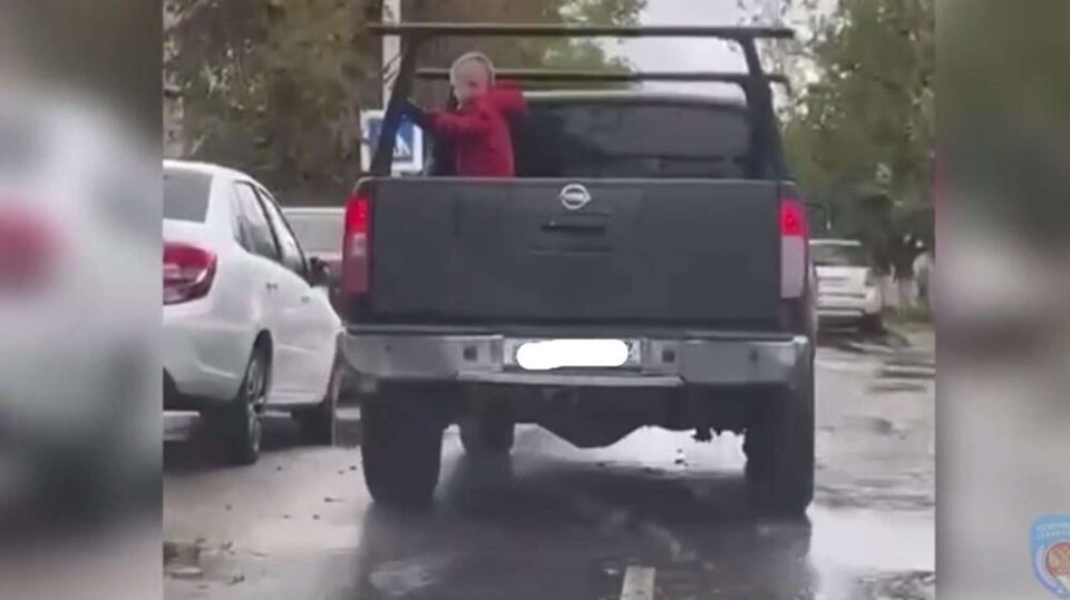 Боялся испачкать салон: севастополец вез 4-летнего сына в кузове пикапа