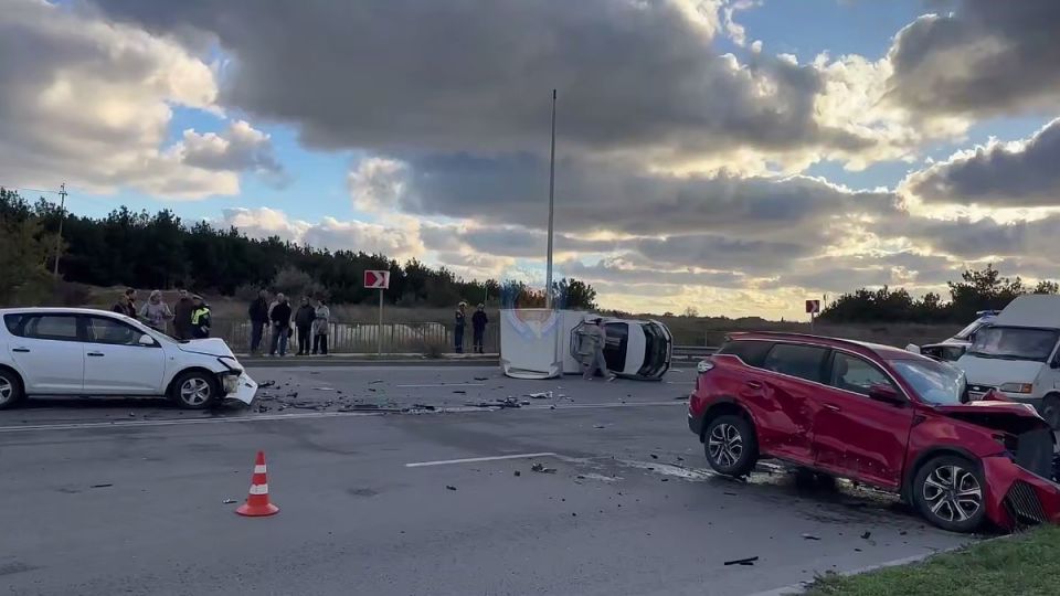 В Севастополе столкнулись пять автомобилей: один опрокинулся