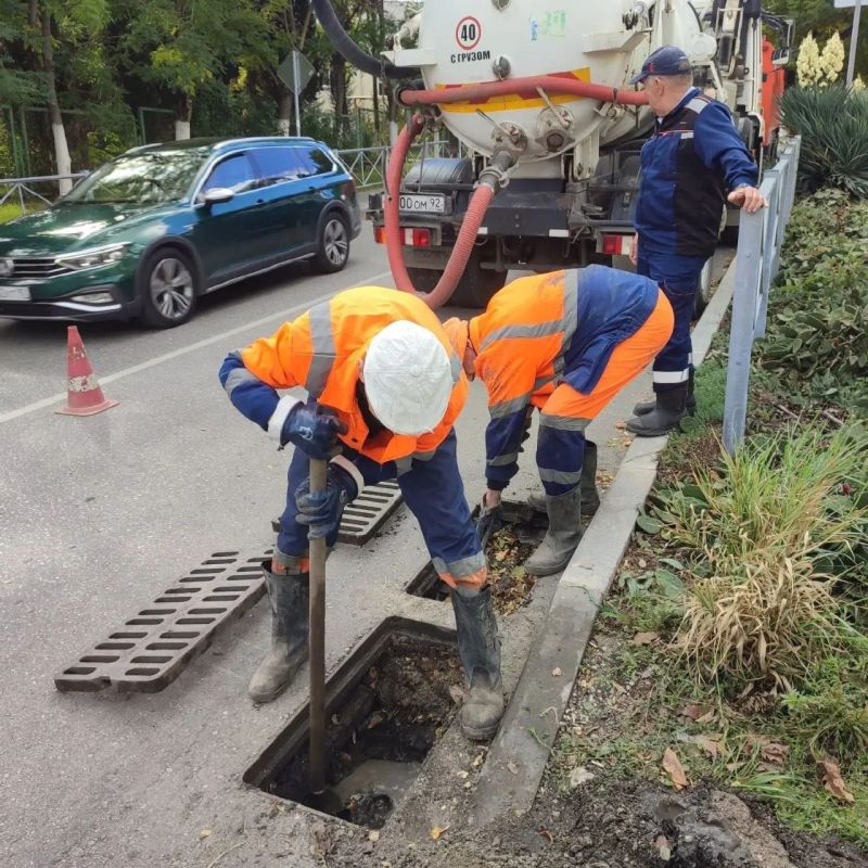 Водоканал: Рабочие моменты. Бригада Николая Ерёмина прочистила и промыла спецтехникой сети ливневой канализации на ул.Курганная, ул.Шмидта, ул.Новикова Фото сделаны 20.10.2025