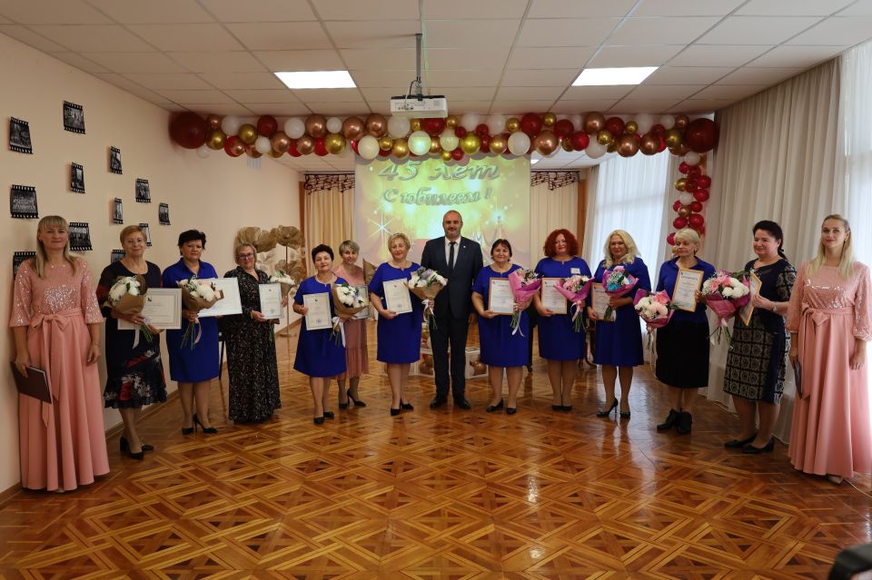 Сегодня рабочий день начал с торжества в честь 45-летия детского сада № 123 в Гагаринском районе