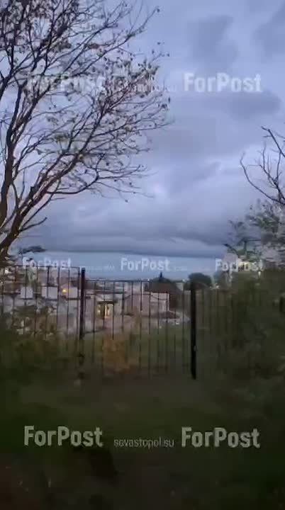 Штормовой фронт поделил небо над Севастополем на 2 части