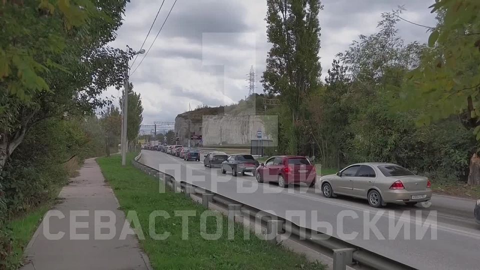 Инкерман сковала большая пробка из-за сломавшегося грузовика на мосту через реку Чёрная