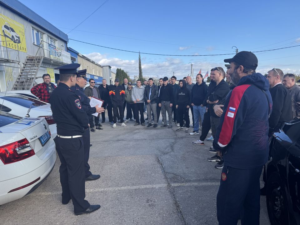 Госавтоинспекция Севастополя усиливает профилактическую работу среди водителей и организаторов перевозок пассажиров и багажа легковым такси