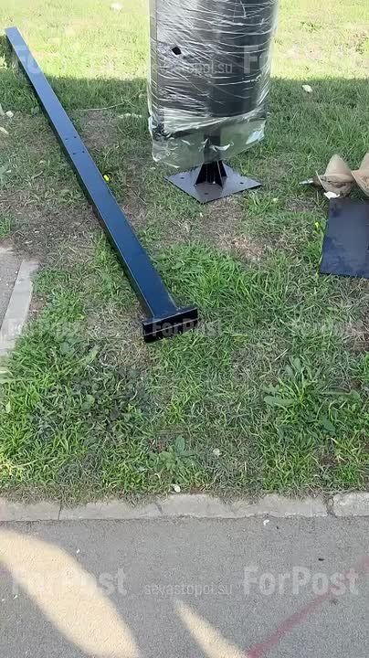 #Нам_пишут. На аллее возле «Метро» решили заменить скамейки и урны