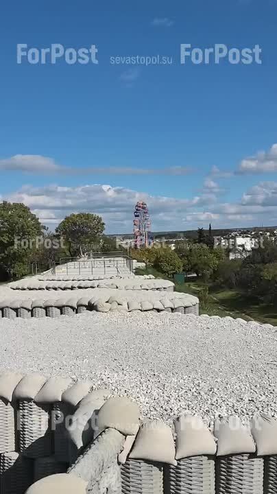 Колесо обозрения в пустующем парке аттракционов на Историческом бульваре подает признаки жизни