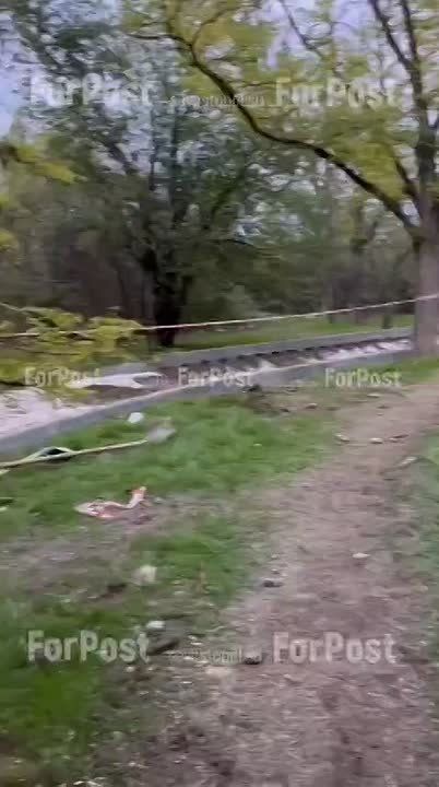 К детскому больничному комплексу прокладывают тротуар