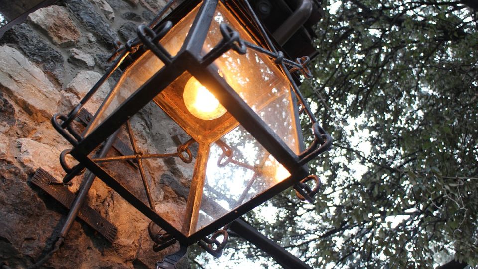 Новобобровка частично останется без электричества: в Симферополе, Евпатории, Керчи, Джанкое, Феодосии и Севастополе отключат свет 24 октября