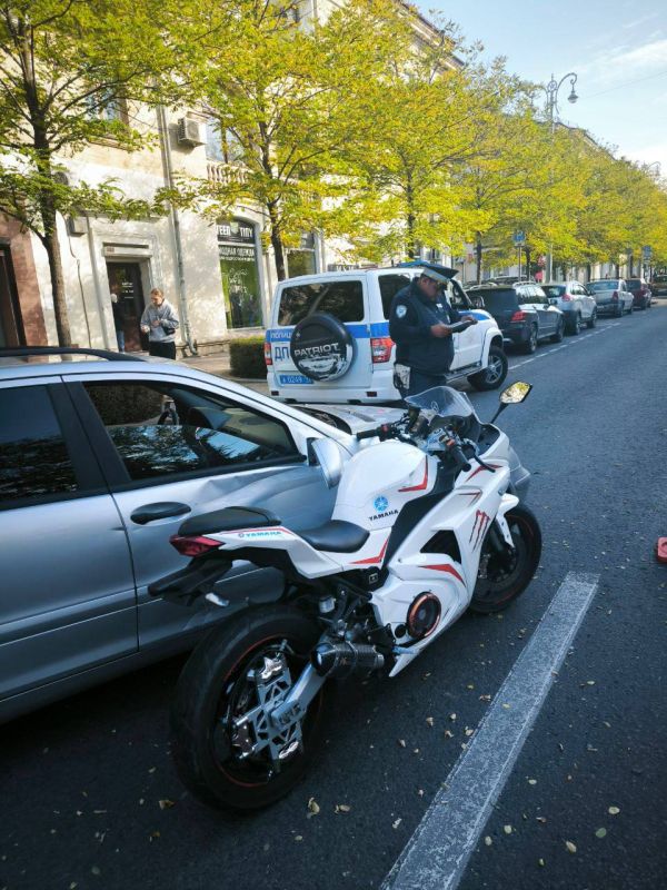 Госавтоинспекция работает на месте ДТП с пострадавшим мопедистом на ул. Большая Морская