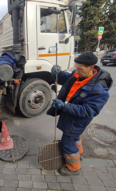 Водоканал: Рабочие моменты. Прочистка спецтехникой сети ливневой канализации на ул. Шмидта Фото Николая Ерёмина