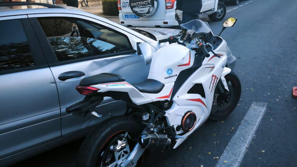 Мопед и легковушка столкнулись в центре Севастополя