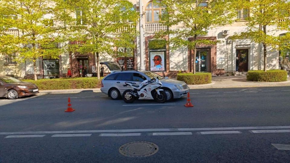 В Севастополе водитель мопеда попал под колеса Mercedes