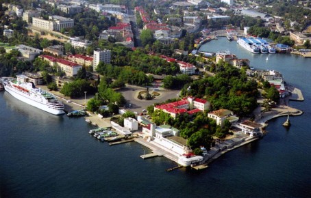 В Севастополе полицейские задержали местного жителя, обокравшего алкомаркет