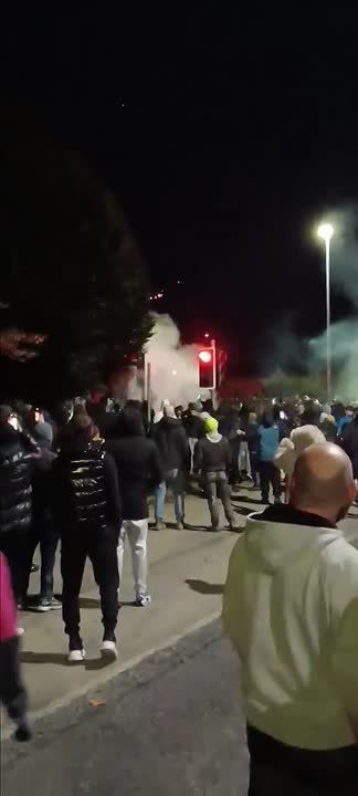 Столкновения подростков с полицией происходят во время протестов в Ирландии