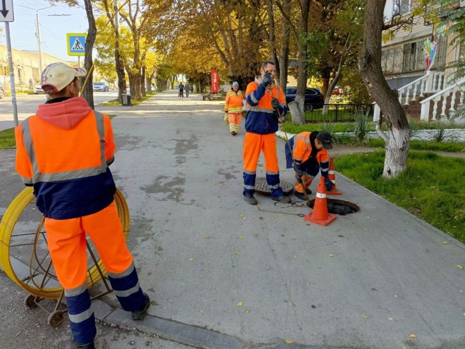 Водоканал: На страже чистых колодцев. Бригада №3 устранила засоры на ул. Папанина и на пр.Победы Фото Михаила Петрова