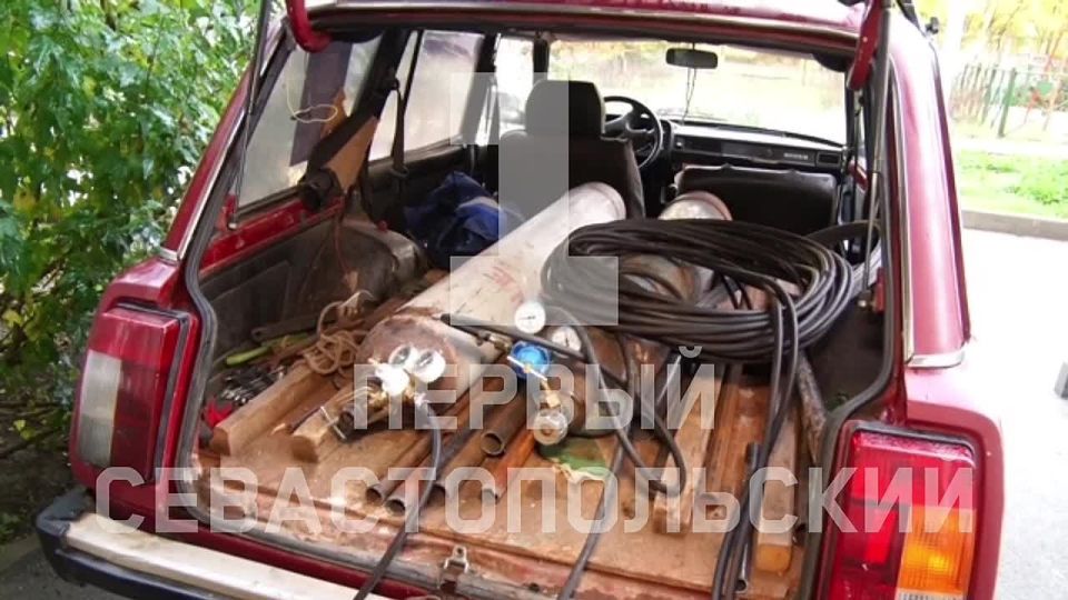 В Севастополе на ул. Маршала Бирюзова, 9 устраняют аварию на теплосетях