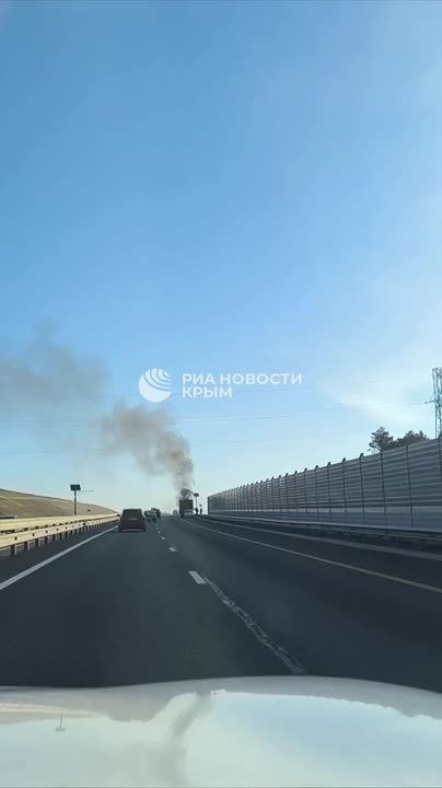 На трассе "Таврида" горит машина