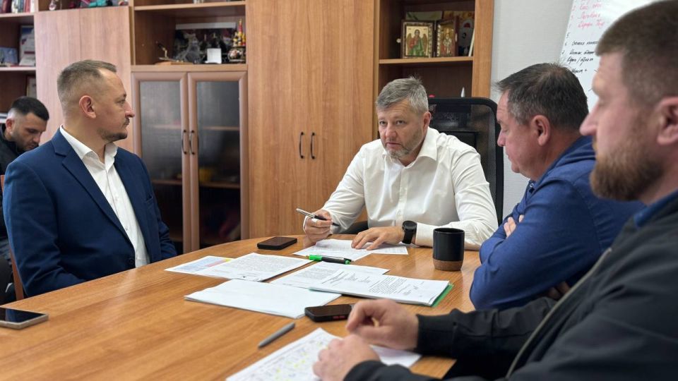 Провел еженедельный штаб с подрядчиками, где обсудили строительство проспекта Античный и планы дорожной деятельности на 2026 год