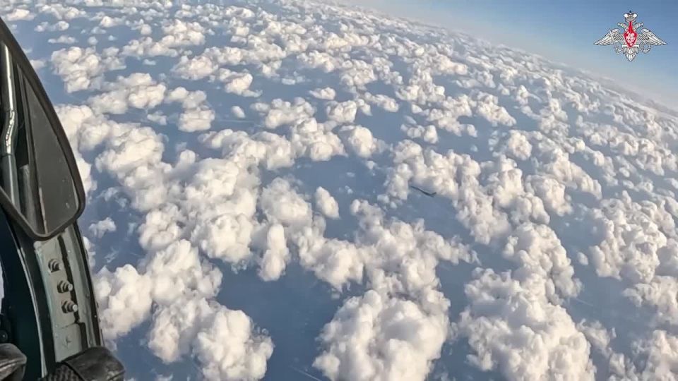 Стратегические ракетоносцы Ту-95мс дальней авиации выполнили плановый полет над нейтральными водами Японского моря