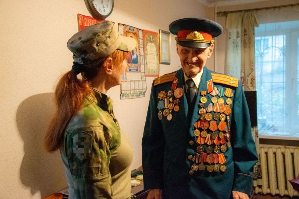 В Луганске росгвардейцы навестили 99-летнего ветерана Великой Отечественной войны