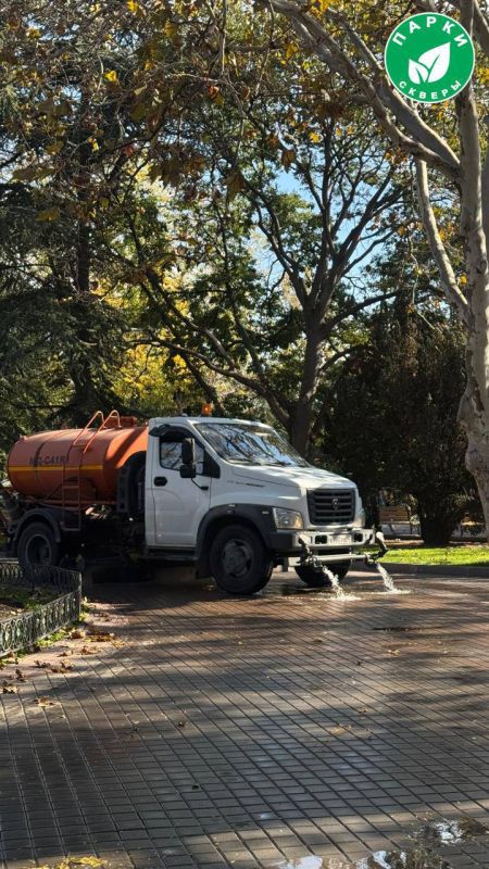 В Севастополе ГБУ «Парки и скверы» проводит осеннюю уборку