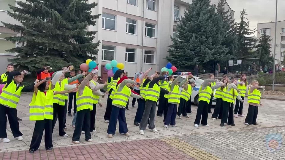 Сотрудники Госавтоинспекции проводят массовые флешмобы под девизом «Севастополь, Засветись!»