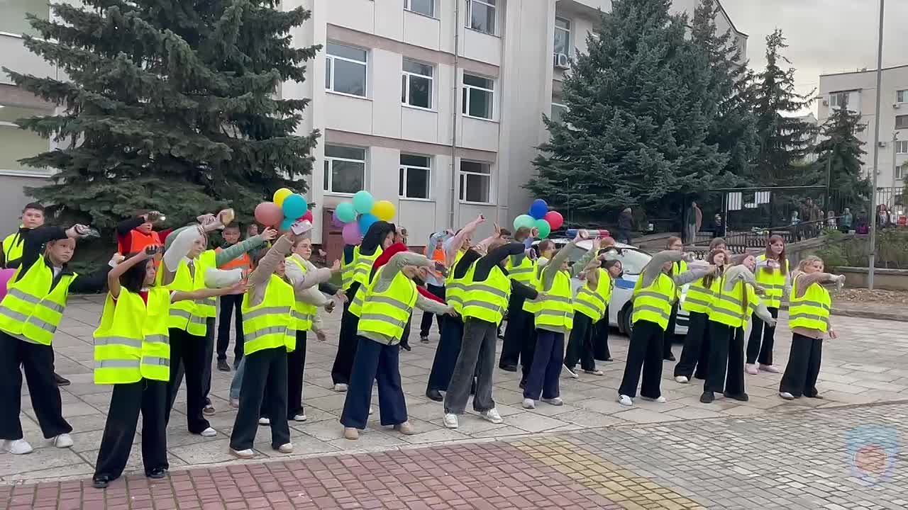 Сотрудники Госавтоинспекции проводят массовые флешмобы под девизом «Севастополь, Засветись!»