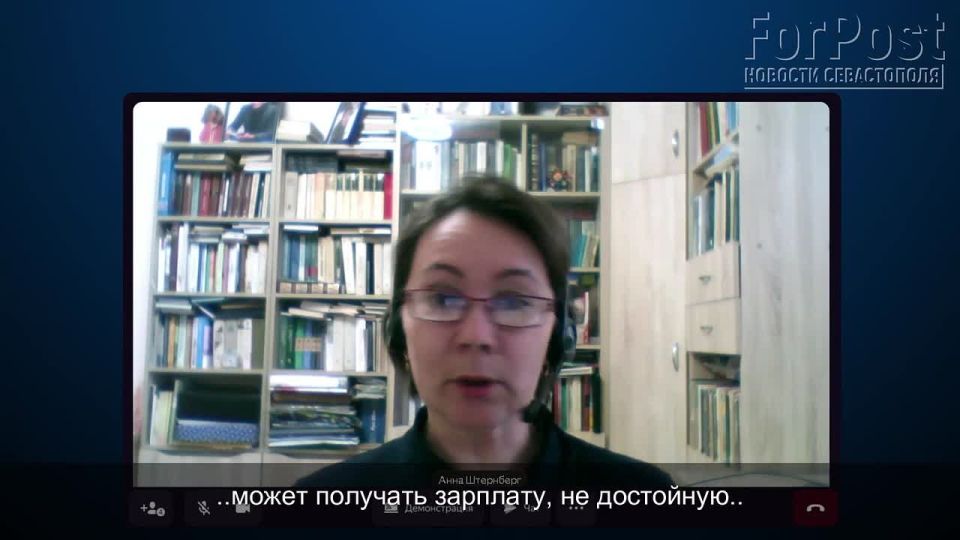 Почему материальное положение учителей сами педагоги называют унизительным?