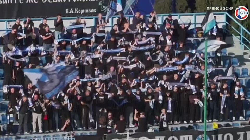 Команды уже на поле, начался первый тайм