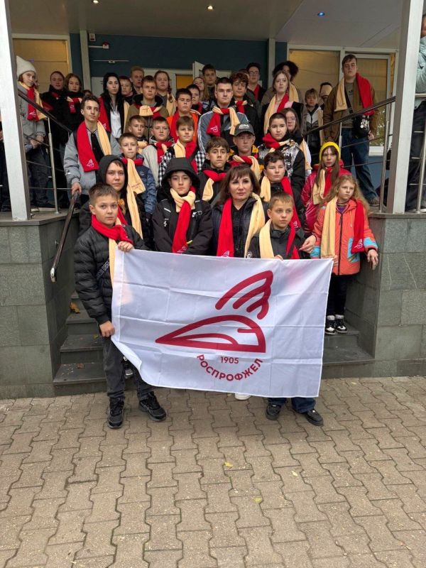 В преддверии Дня народного единства Дорпрофжел на железных дорогах Новороссии организовал для детей членов профсоюза познавательную поездку в город герой Севастополь