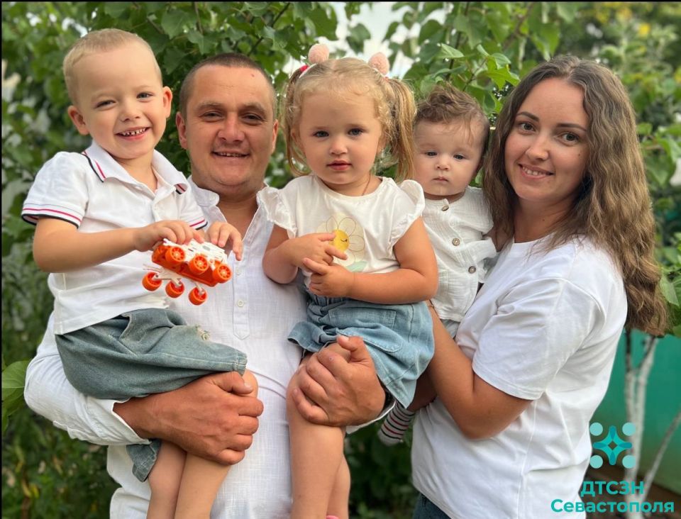 Молодая семья Ангелины и Николая получила единовременную выплату в размере 300 тысяч рублей при рождении третьего ребенка