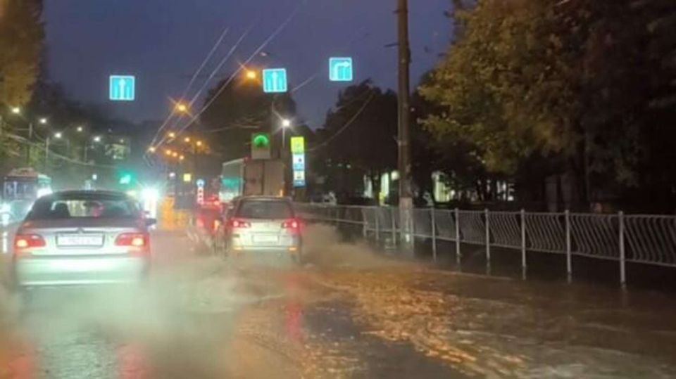 На Крым обрушился шторм – улицы и дороги затопило